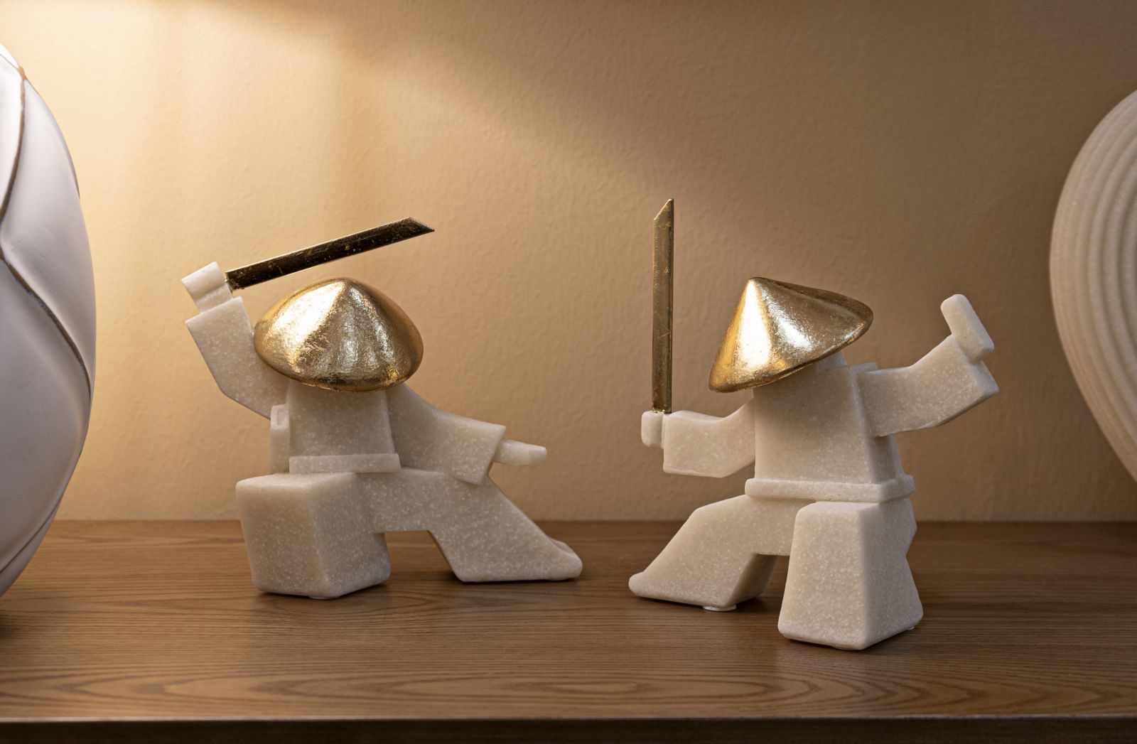 Samurai Oda Clan weiß-gold im Ausfallschritt – Dekofigur mit erhobenem Schwert aus Polyresin H 18 cm