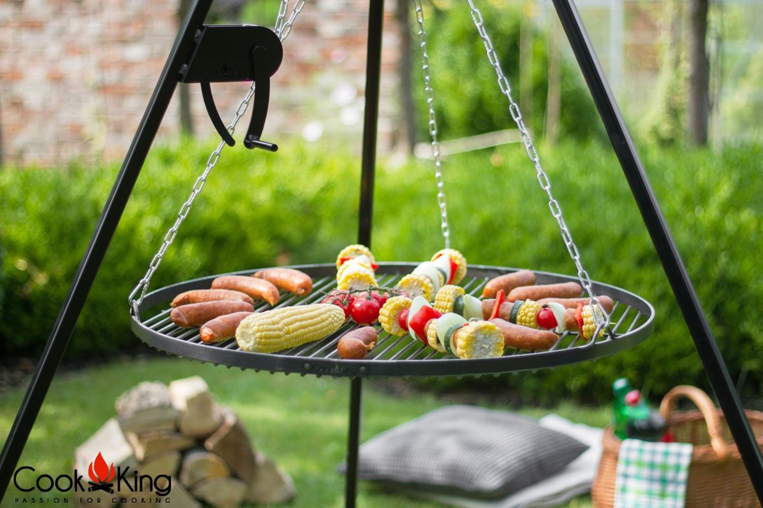 Dreibein mit Kurbel H 180 cm mit Grillrost Ø 70 cm aus Rohstahl Schwenkgrill Grill Grillständer