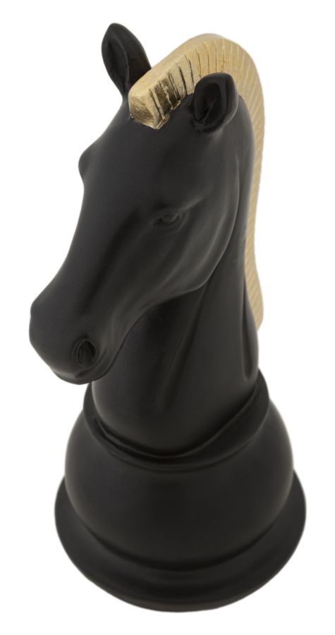 Schwarze Schachfigur Pferd mit goldfarbener Mähne aus der erhöhten Perspektive