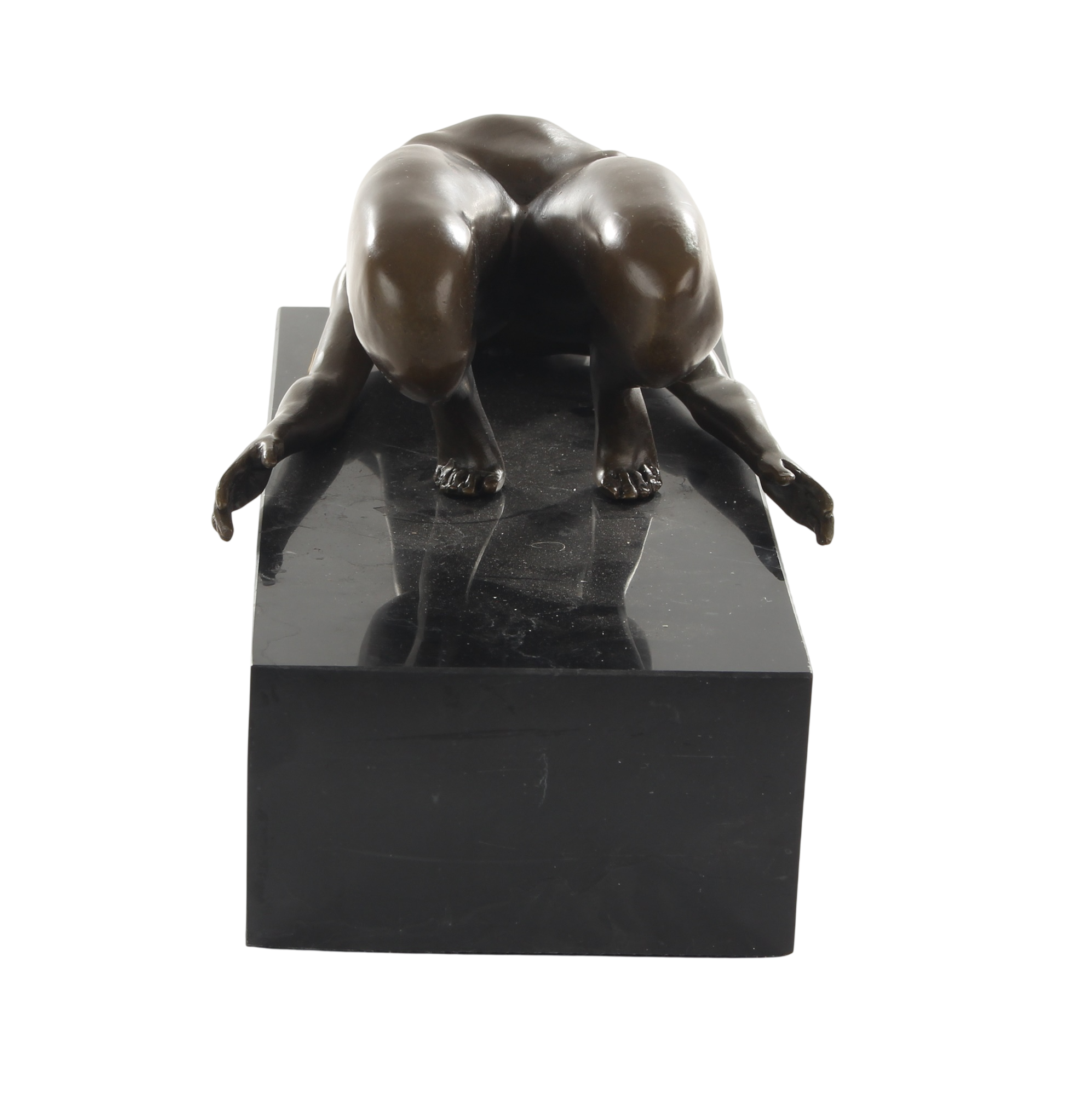 Bronzeskulptur junge Frau ruhend – Frauenakt auf schwarzem Marmorsockel, Länge 25,4 cm