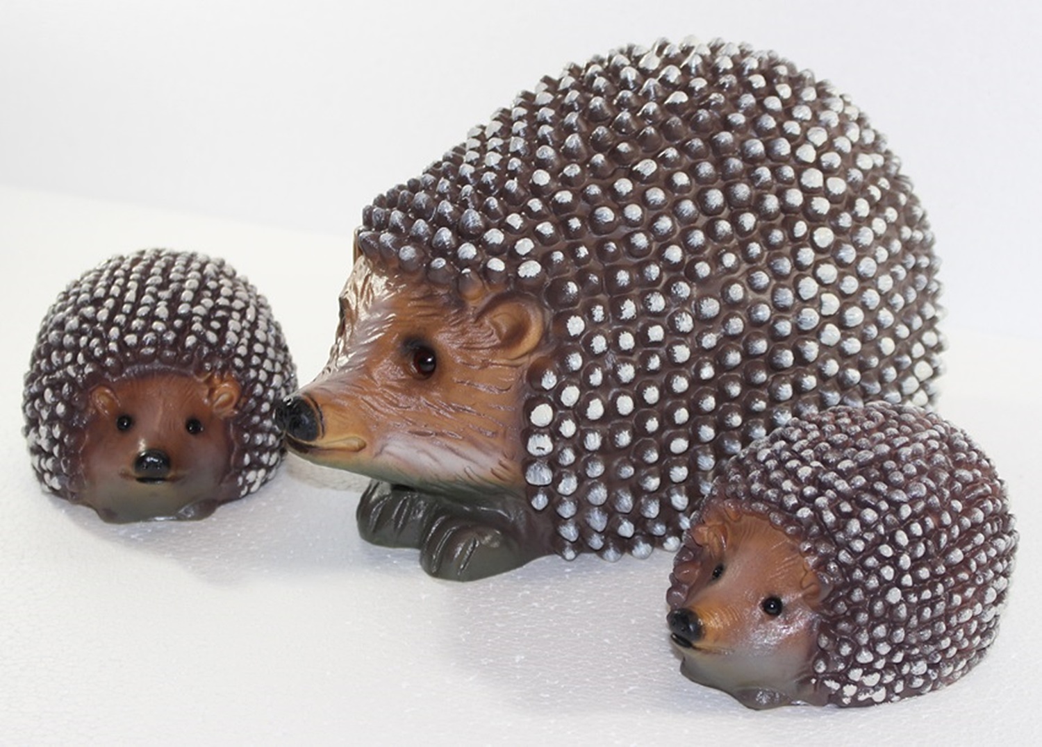 Deko Tier Figur Gartenfigur Igel groß und 2 Igel klein liegend als Satz aus Kunststoff H 7-14 cm