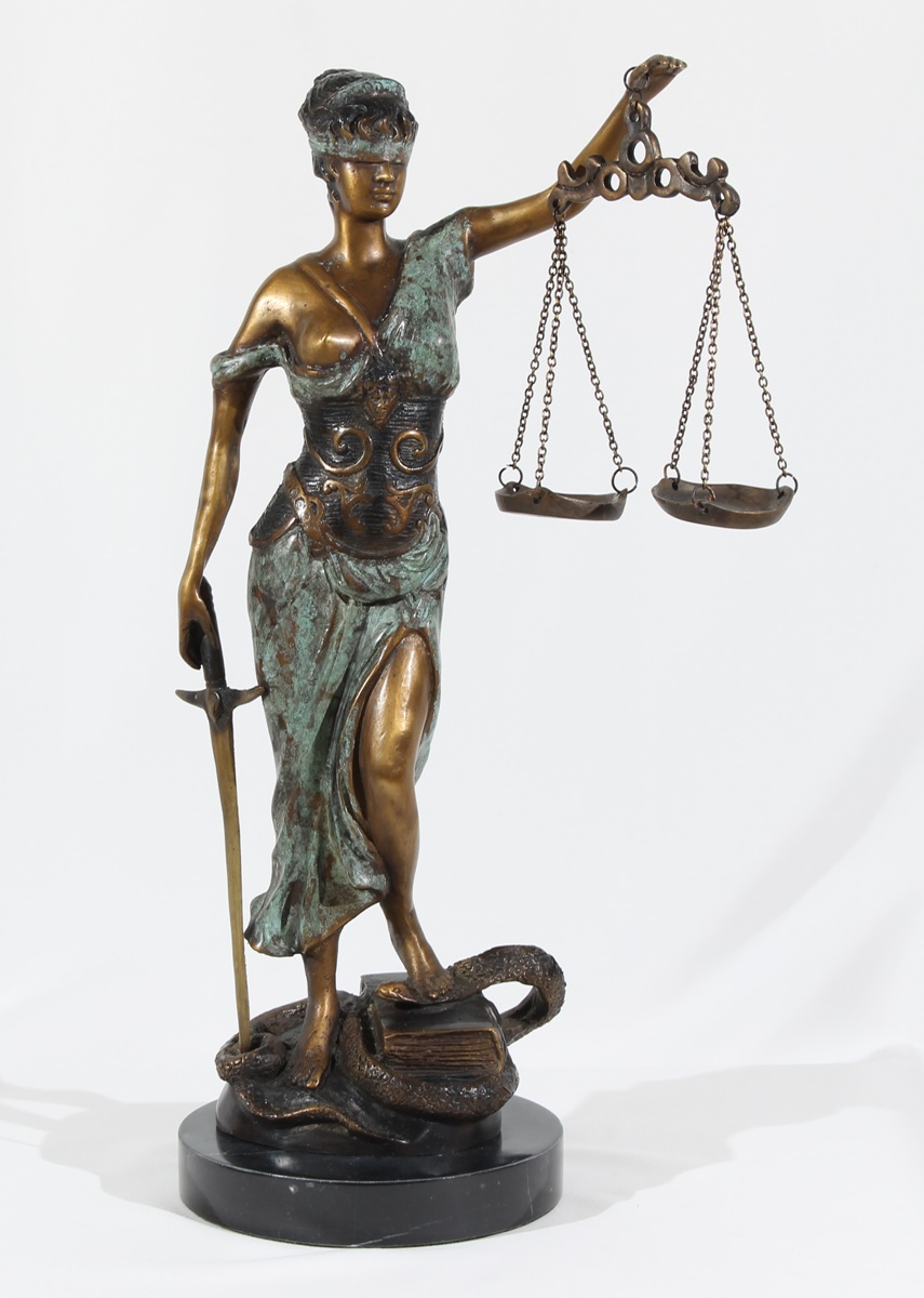 Bronzeskulptur Justitia Skulptur stehend – Göttin der Gerechtigkeit auf Sockel H 41 cm