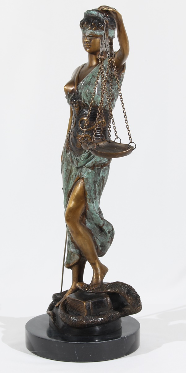 Bronzeskulptur Justitia Skulptur stehend – Göttin der Gerechtigkeit auf Sockel H 41 cm