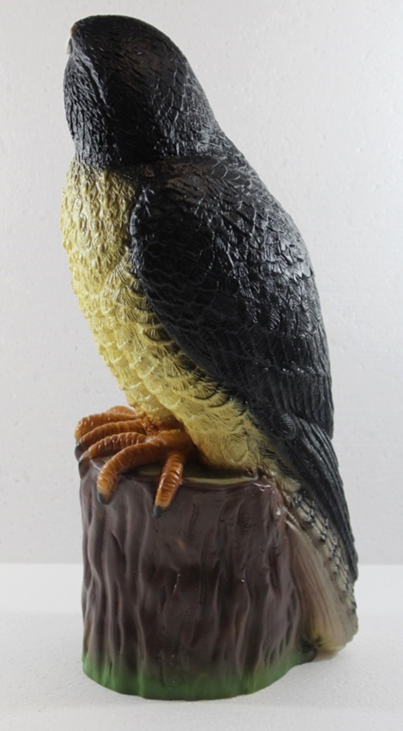 Deko Garten Figur Tierfigur Falke Greifvogel auf Baumstamm sitzend aus Kunststoff Höhe 39 cm