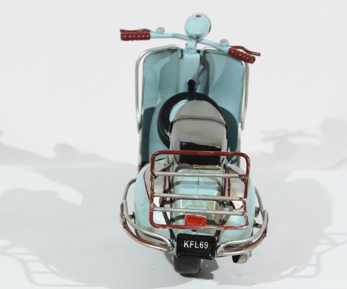 Blechmodell Roller Nostalgie Oldtimer Marke Vespa hellblau Motorroller aus Blech L 23 cm