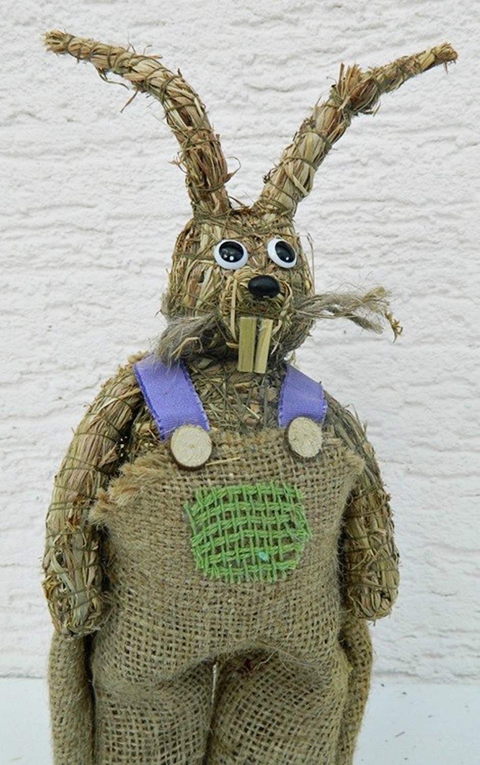 JS GartenDeko Deko Figur Hase H 28 cm stehend mit Hose Heufigur Tierfigur aus Naturmaterial Heu zum Basteln
