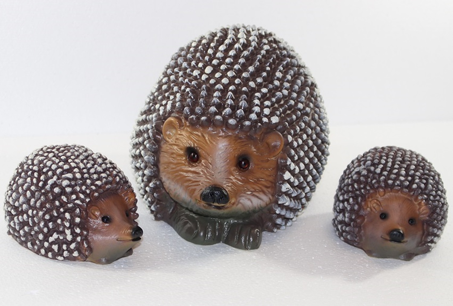 Deko Tier Figur Gartenfigur Igel groß und 2 Igel klein liegend als Satz aus Kunststoff H 7-14 cm