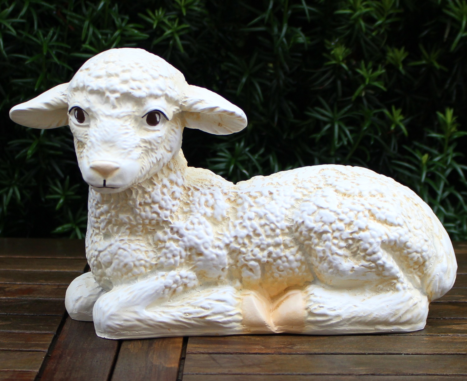 Deko Figur Lamm liegend Kopf gerade H 18 cm Lämmchen Gartenfigur aus Kunstharz