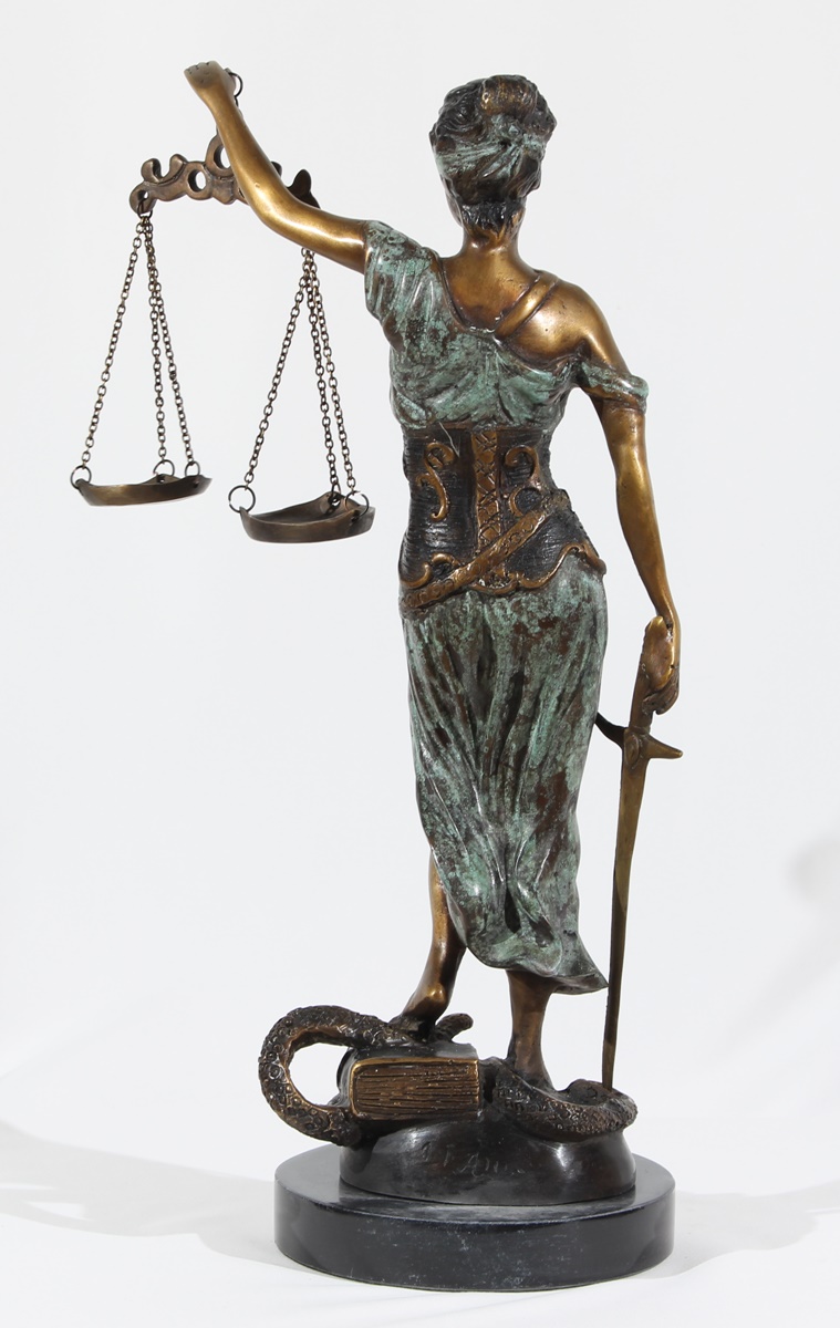 Bronzeskulptur Justitia Skulptur stehend – Göttin der Gerechtigkeit auf Sockel H 41 cm