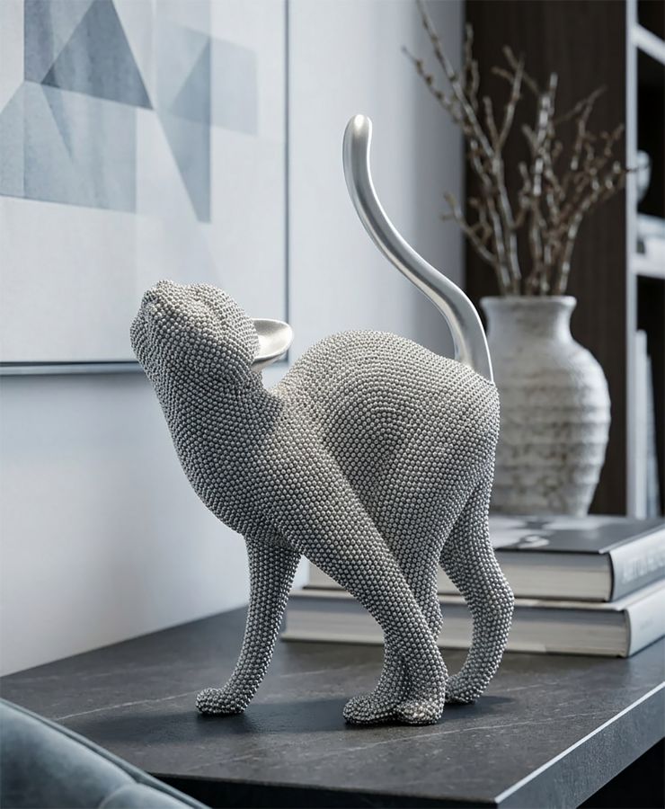 Silberne Katze im Katzenbuckel, überzogen von funkelnder Perlenstruktur – elegante Dekofigur von Mauro Ferretti aus Polyresin, H 26 cm. Jetzt ansehen!