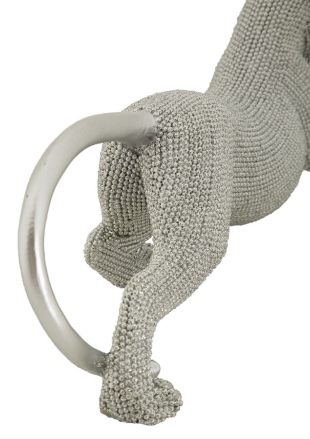 Panther Silber in Pirschhaltung – langgestreckte Dekofigur mit funkelnder Perlenstruktur aus Polyresin L 32 cm