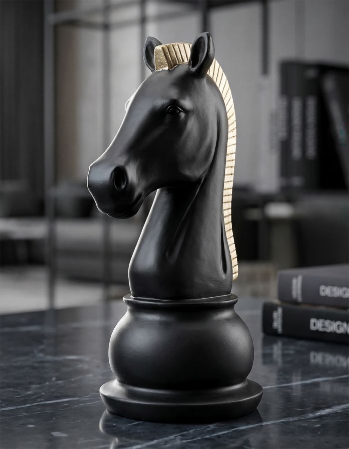 Schachfigur Pferd in Schwarz und Gold als elegante Dekoration auf einem Tisch im modernen Wohnraum