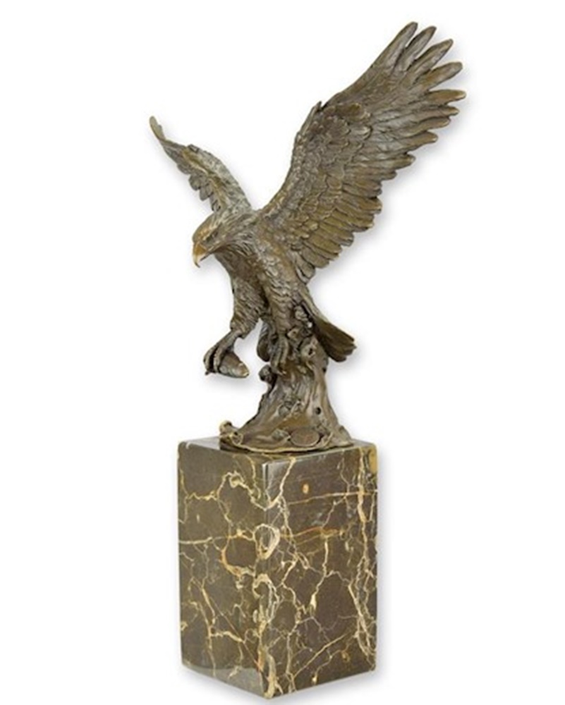 Bronzefigur Bronzeskulptur Bronze Adler fliegend mit Fisch in der Kralle auf Sockel H 35,4 cm