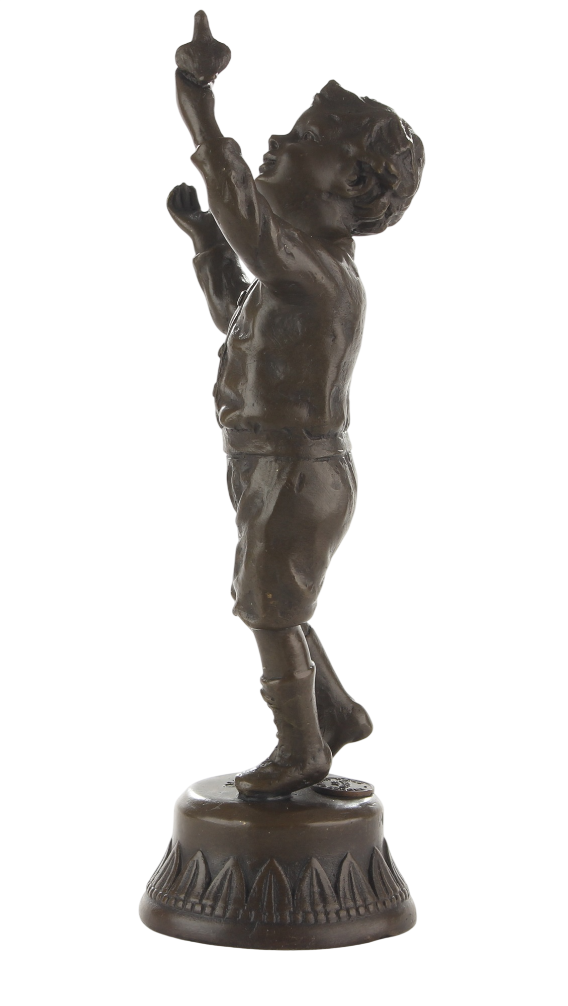 Bronzeskulptur Junge stehend mit Taube in der Hand auf Bronzesockel, Höhe 20,6 cm