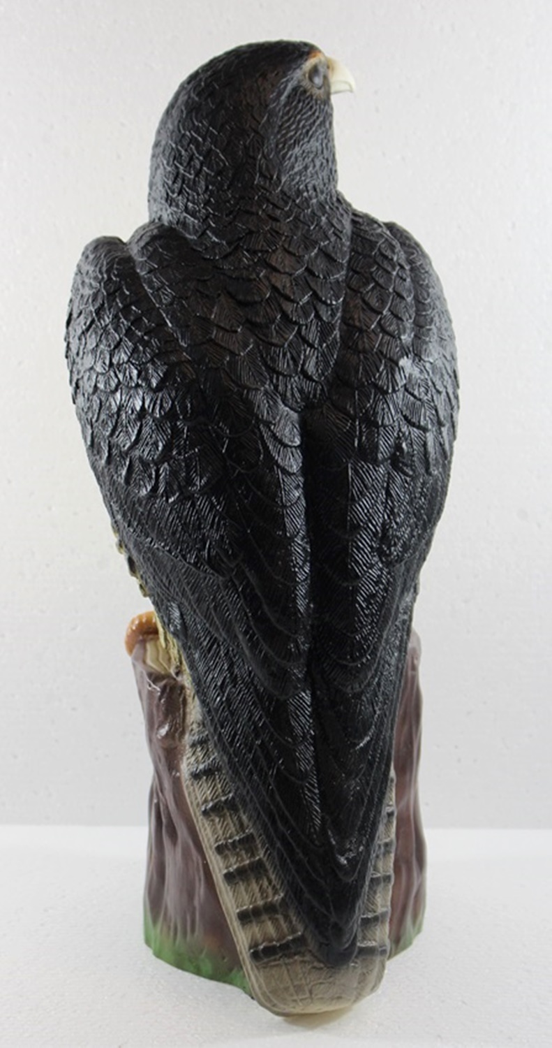 Deko Garten Figur Tierfigur Falke Greifvogel auf Baumstamm sitzend aus Kunststoff Höhe 39 cm