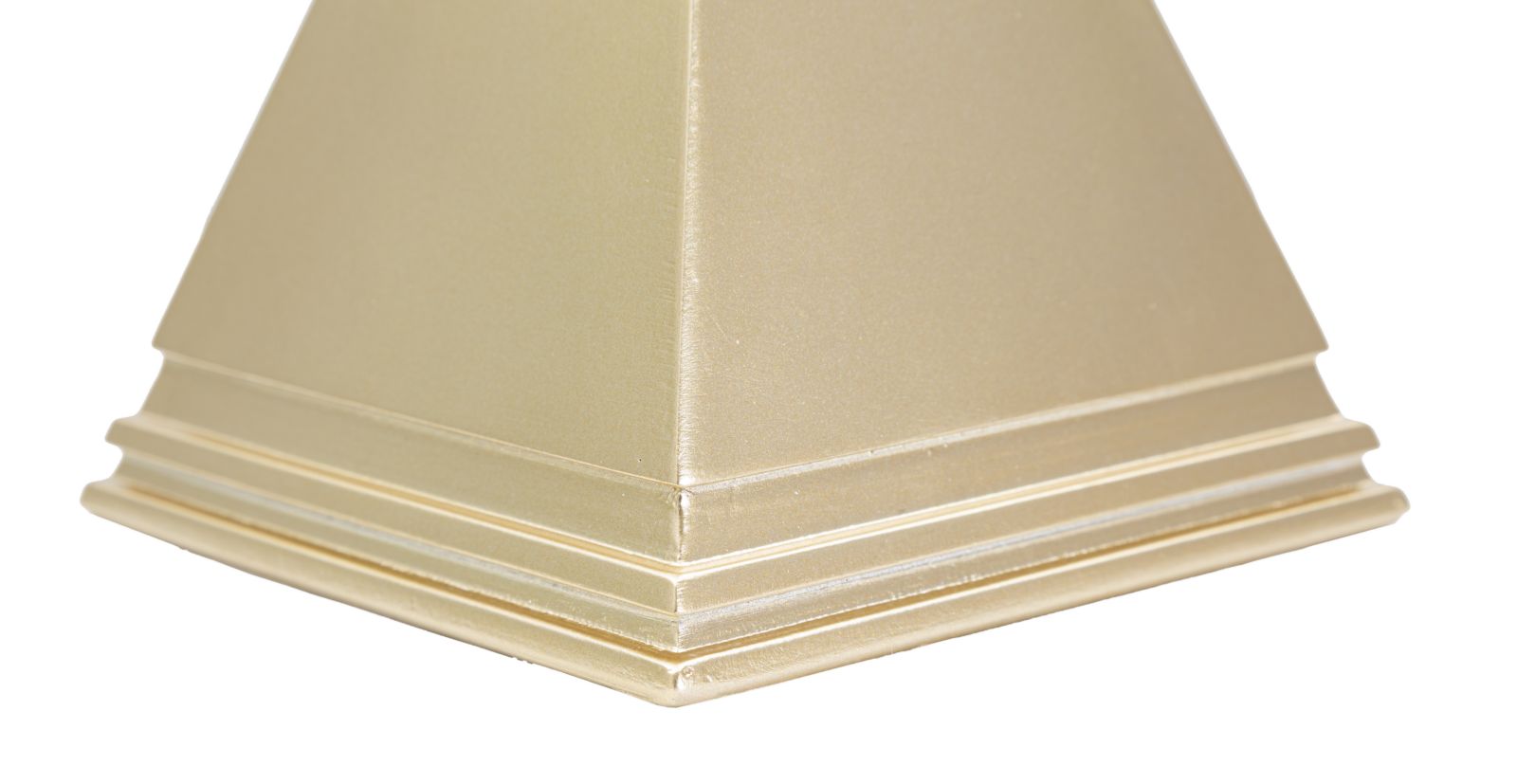 Pyramide Dekofigur Gold Mauro Ferretti, Detailansicht des gestuften Sockels