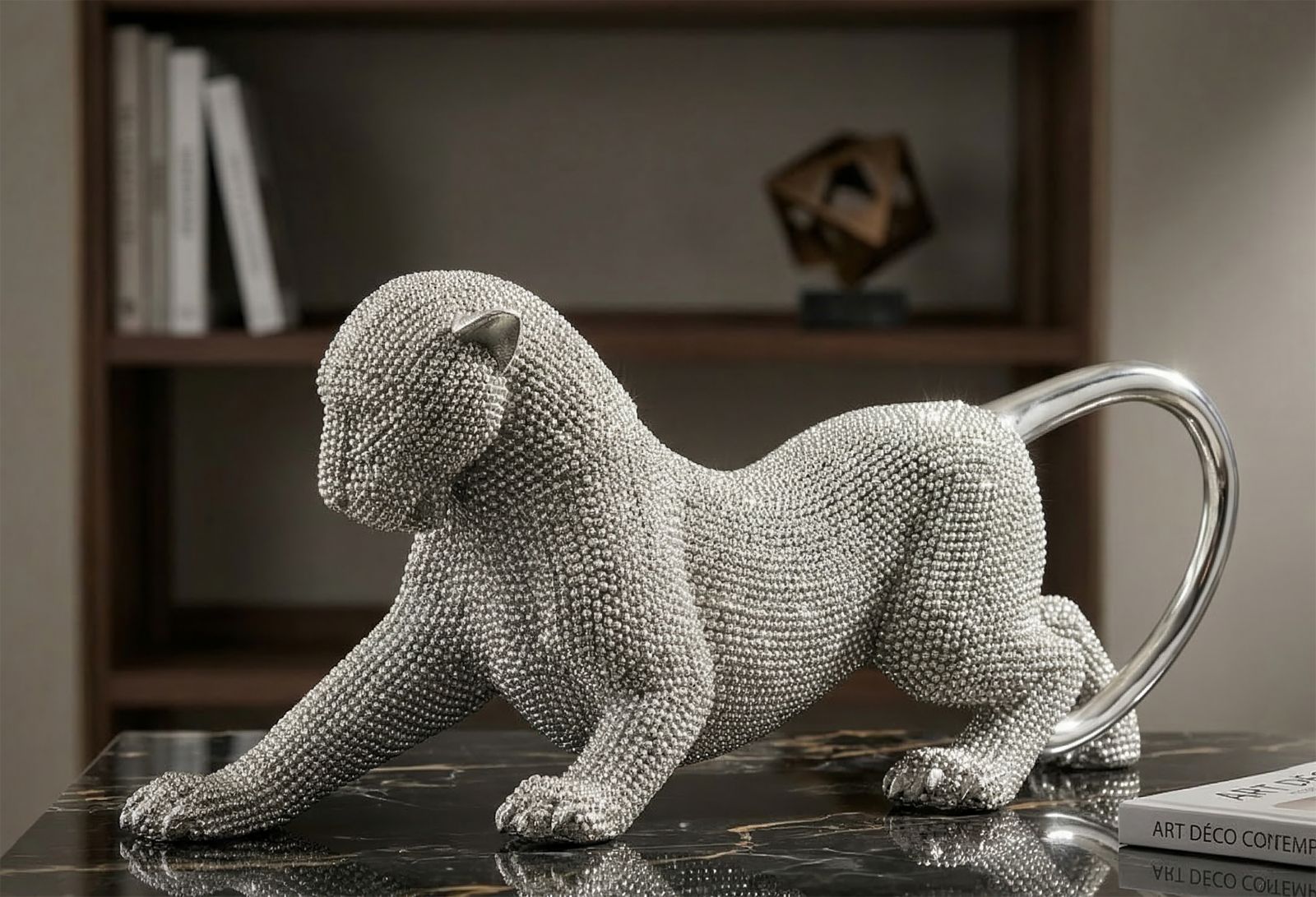 Panther Silber in Pirschhaltung – langgestreckte Dekofigur mit funkelnder Perlenstruktur aus Polyresin L 32 cm