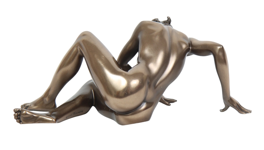 Dekofigur Frauenakt L 20 cm elegante Deko Skulptur seitlich sitzende junge Frau Body Talk Kollektion