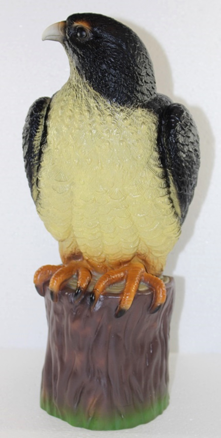 Deko Garten Figur Tierfigur Falke Greifvogel auf Baumstamm sitzend aus Kunststoff Höhe 39 cm