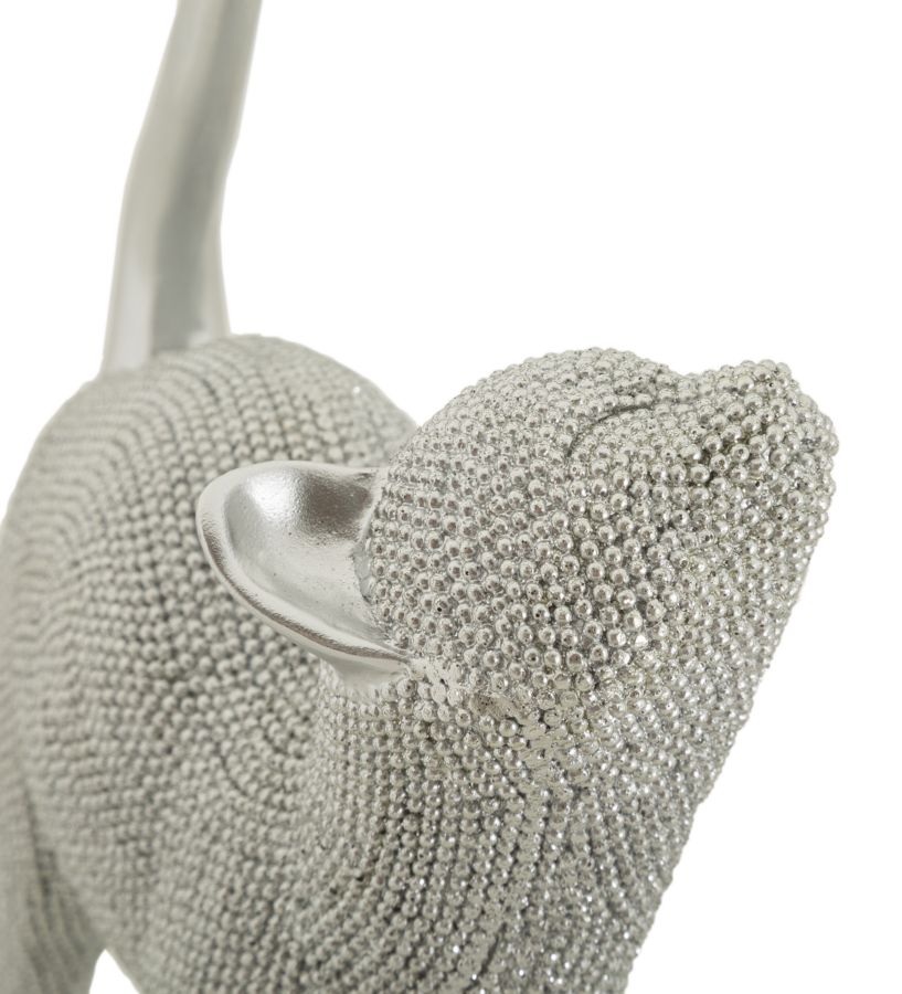 Silberne Katze im Katzenbuckel, überzogen von funkelnder Perlenstruktur – elegante Dekofigur von Mauro Ferretti aus Polyresin, H 26 cm. Jetzt ansehen!