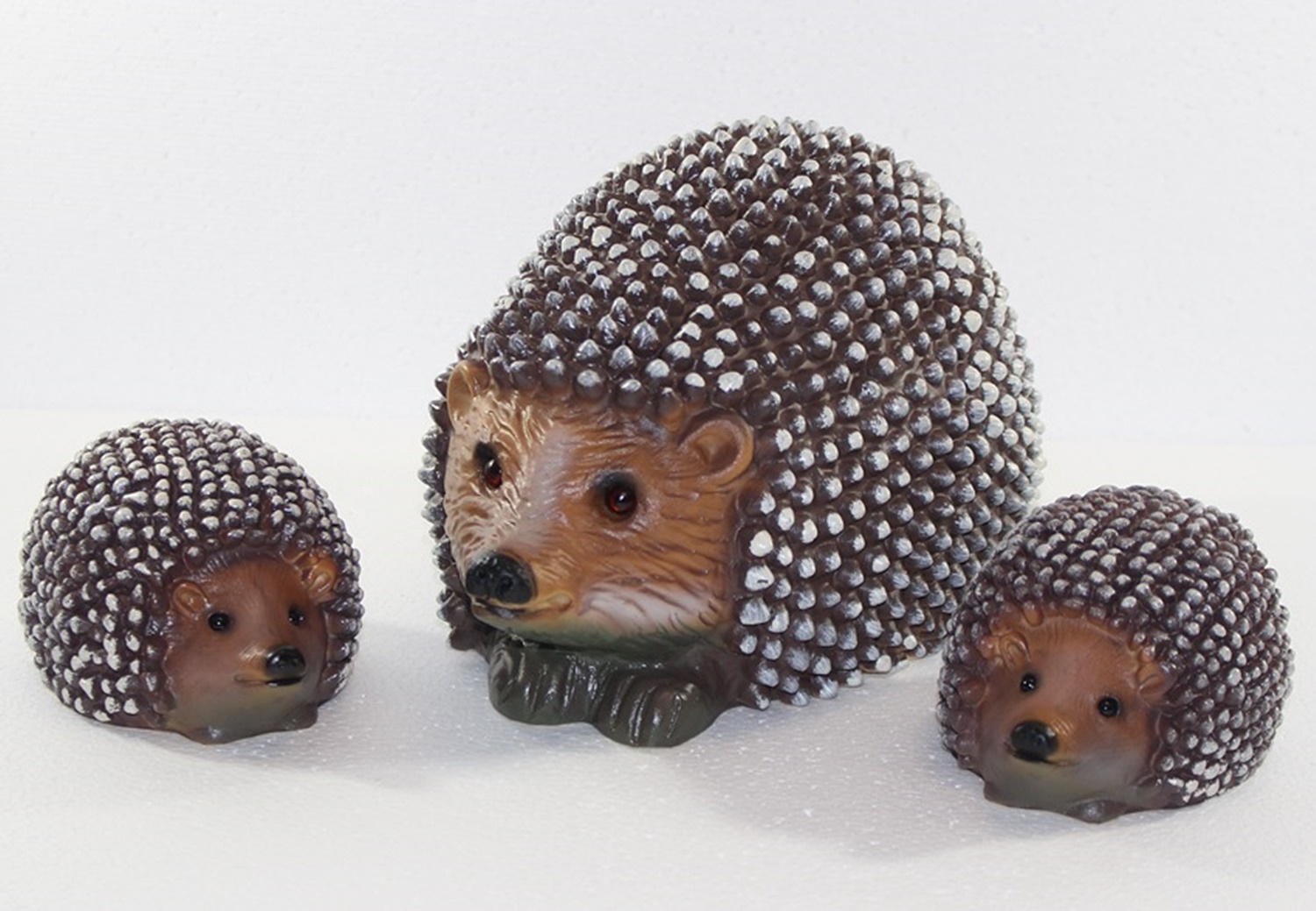 Deko Tier Figur Gartenfigur Igel groß und 2 Igel klein liegend als Satz aus Kunststoff H 7-14 cm