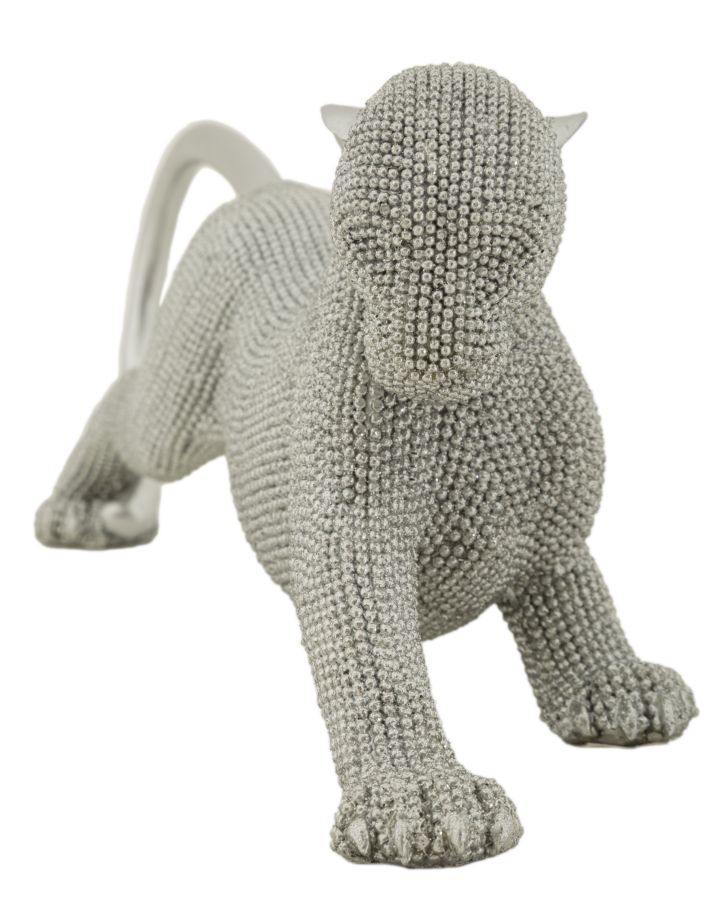 Panther Silber in Pirschhaltung – langgestreckte Dekofigur mit funkelnder Perlenstruktur aus Polyresin L 32 cm
