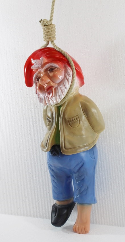 Gartenzwerg Deko Garten Figur Zwerg erhängt mit Seil umschlingt H 37 cm ohne Seil aus Kunststoff
