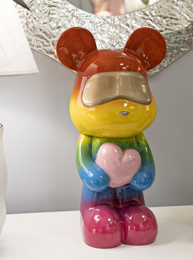 Bär mit Herz in Regenbogenfarben – ausdrucksstarke Dekofigur aus Polyresin für Wohnraum und Wintergarten H 42,5 cm