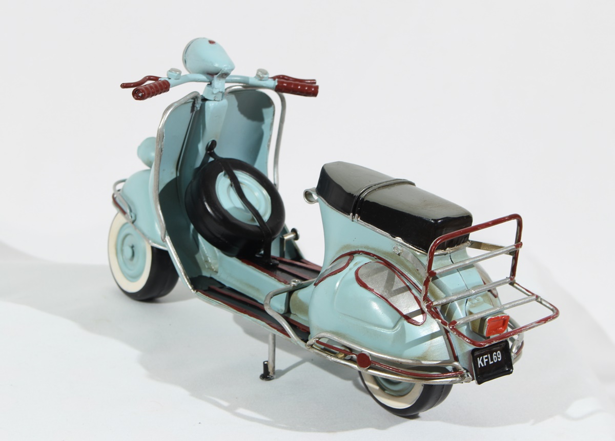 Blechmodell Roller Nostalgie Oldtimer Marke Vespa hellblau Motorroller aus Blech L 23 cm