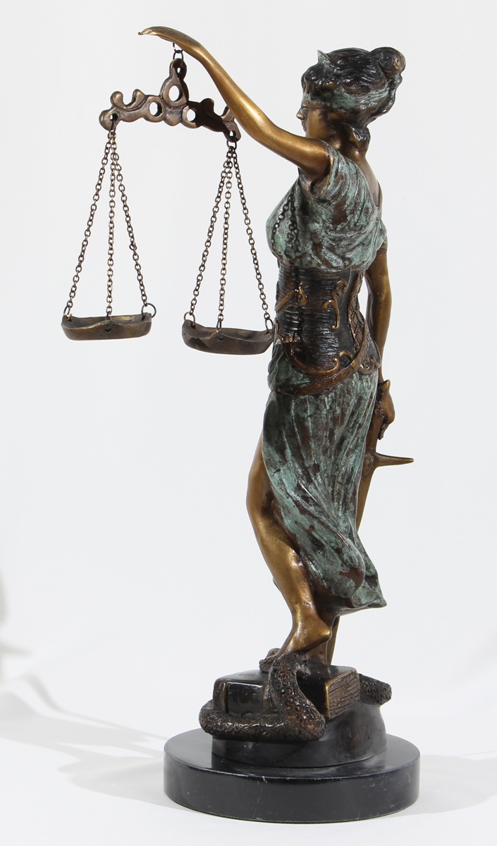 Bronzeskulptur Justitia Skulptur stehend – Göttin der Gerechtigkeit auf Sockel H 41 cm