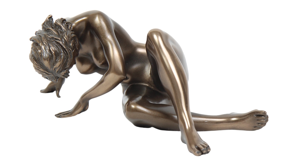 Dekofigur Frauenakt L 20 cm elegante Deko Skulptur seitlich sitzende junge Frau Body Talk Kollektion