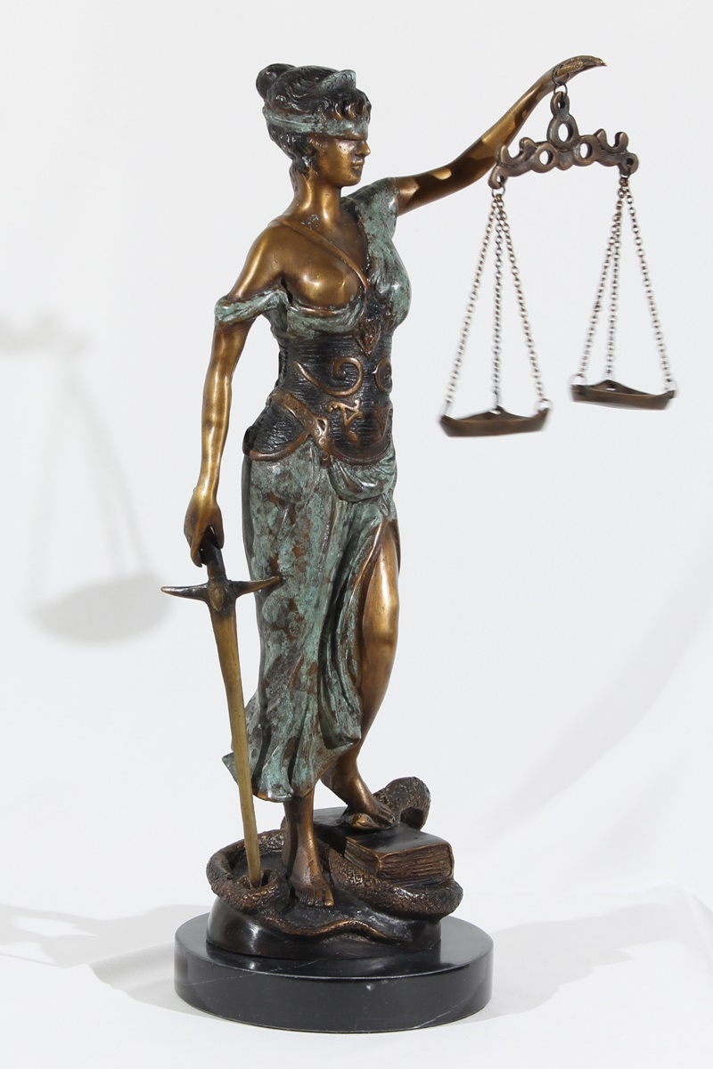 Bronzeskulptur Justitia Skulptur stehend – Göttin der Gerechtigkeit auf Sockel H 41 cm