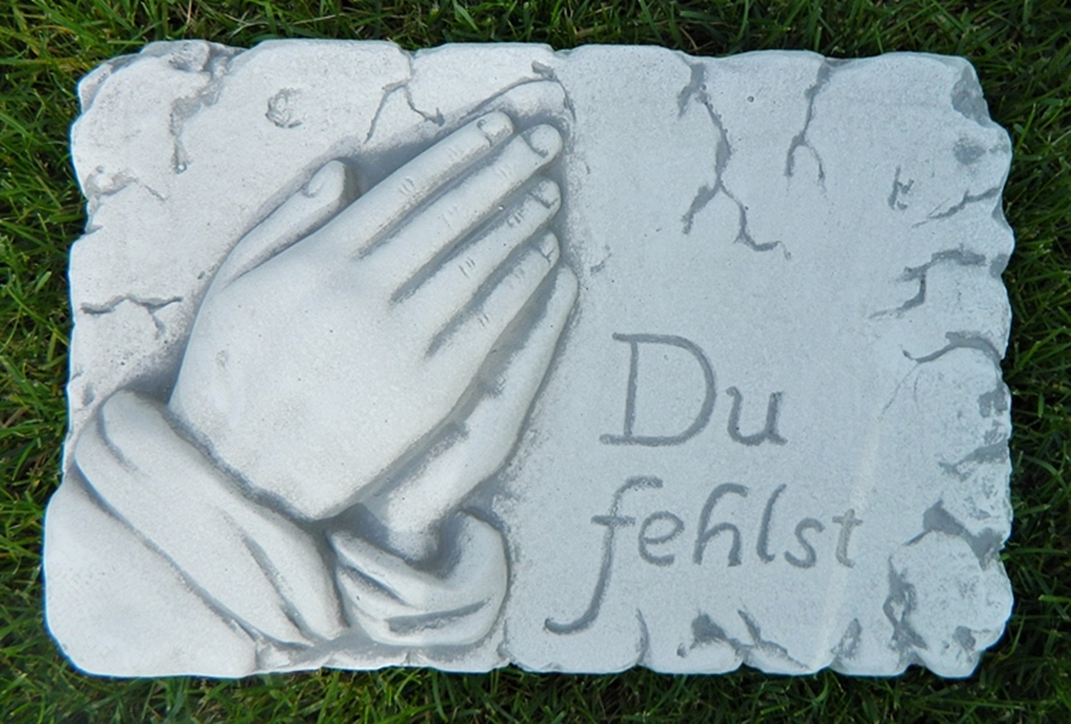 Beton Figur Tafel mit Aufschrift  Du fehlst " Länge 30 cm Grabdekoration"