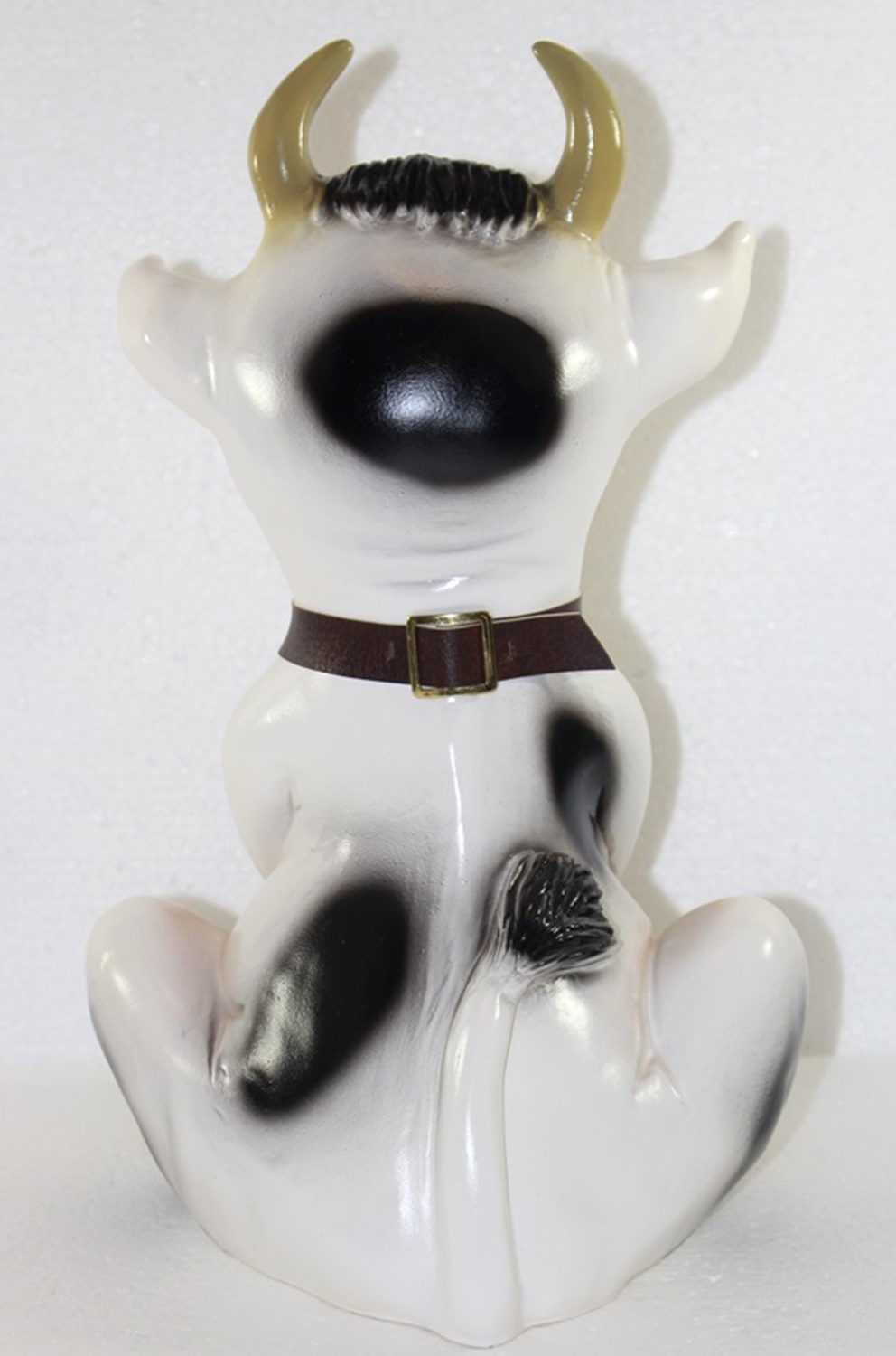Deko Garten Figur Gartenfigur Tierfigur Kuh Resi mit Glocke sitzend aus Kunststoff Höhe 31 cm