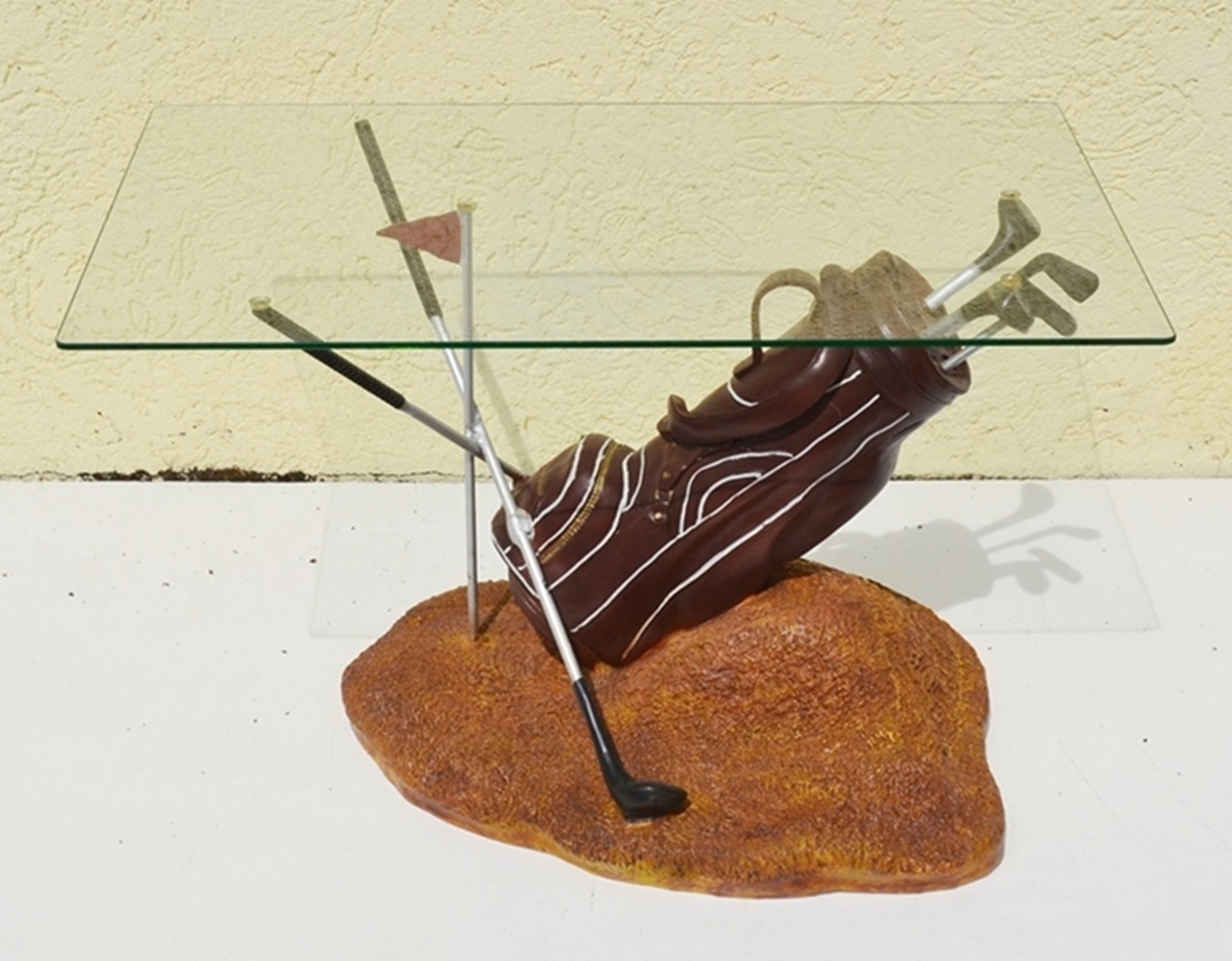 Glastisch mit Golfschläger und Tasche Länge 80 cm aus Resin und Glas Golfer Deko