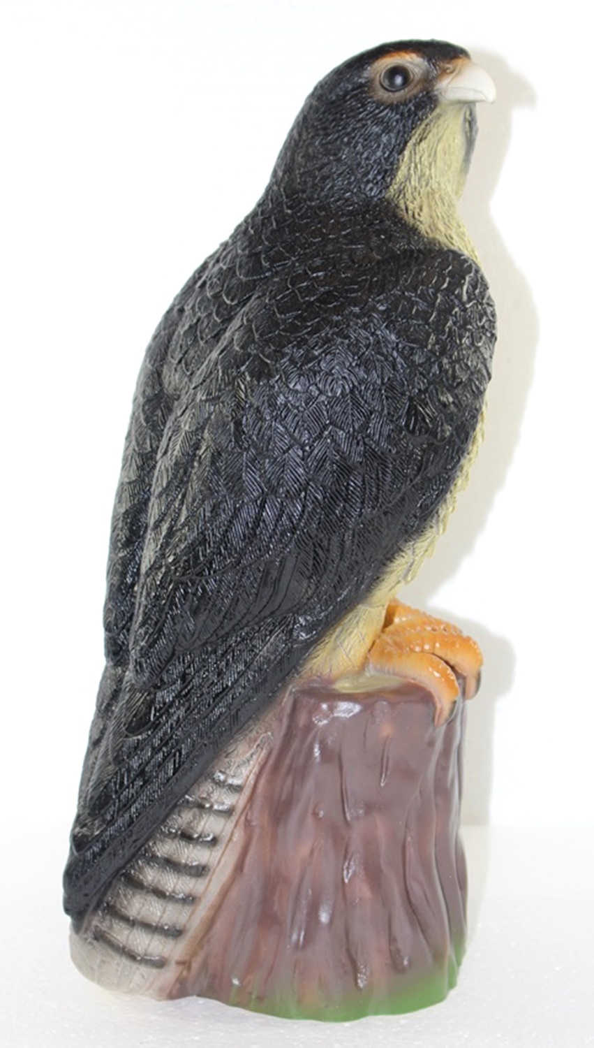 Deko Garten Figur Tierfigur Falke Greifvogel auf Baumstamm sitzend aus Kunststoff Höhe 39 cm
