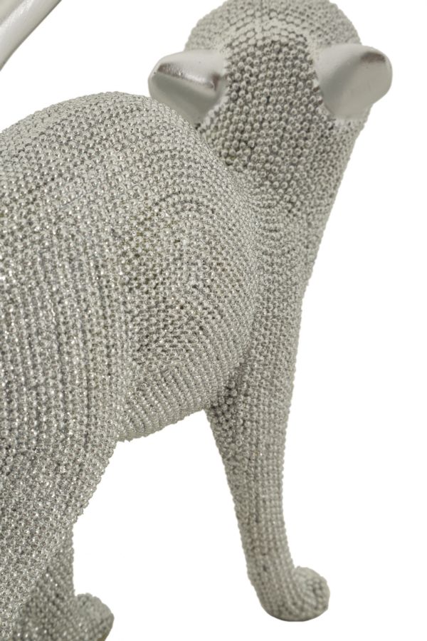 Silberne Katze im Katzenbuckel, überzogen von funkelnder Perlenstruktur – elegante Dekofigur von Mauro Ferretti aus Polyresin, H 26 cm. Jetzt ansehen!