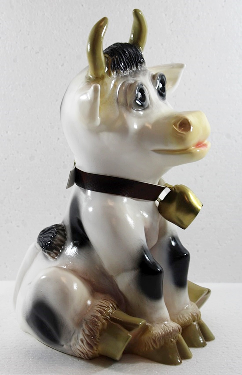 Deko Garten Figur Gartenfigur Tierfigur Kuh Resi mit Glocke sitzend aus Kunststoff Höhe 31 cm