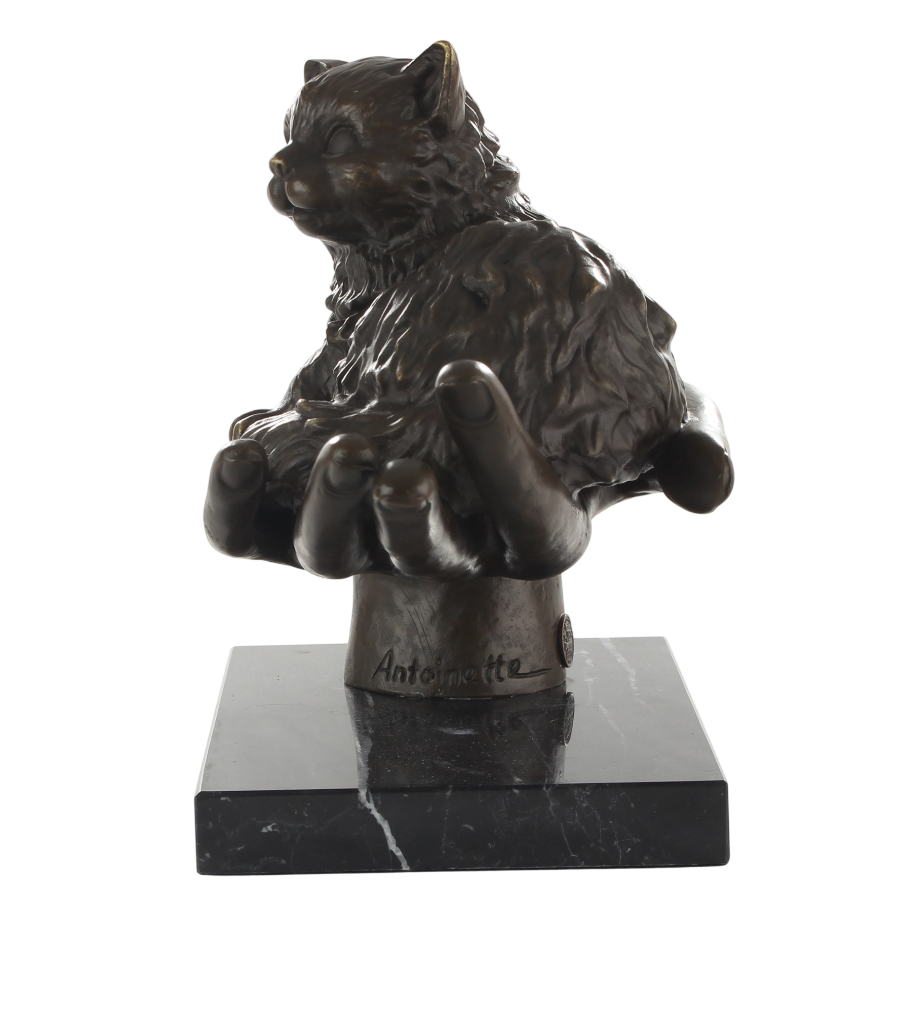 Bronzeskulptur Katze auf Hand mit Marmorsockel – Symbol für Fürsorge und Schutz, Höhe 19,7 cm