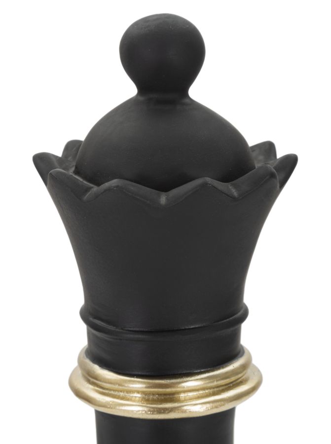Detailansicht der kronenförmigen Spitze und des feinen Goldrandes der schwarzen Schachfigur Dame
