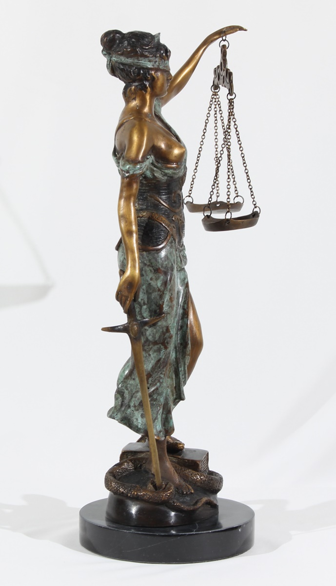 Bronzeskulptur Justitia Skulptur stehend – Göttin der Gerechtigkeit auf Sockel H 41 cm
