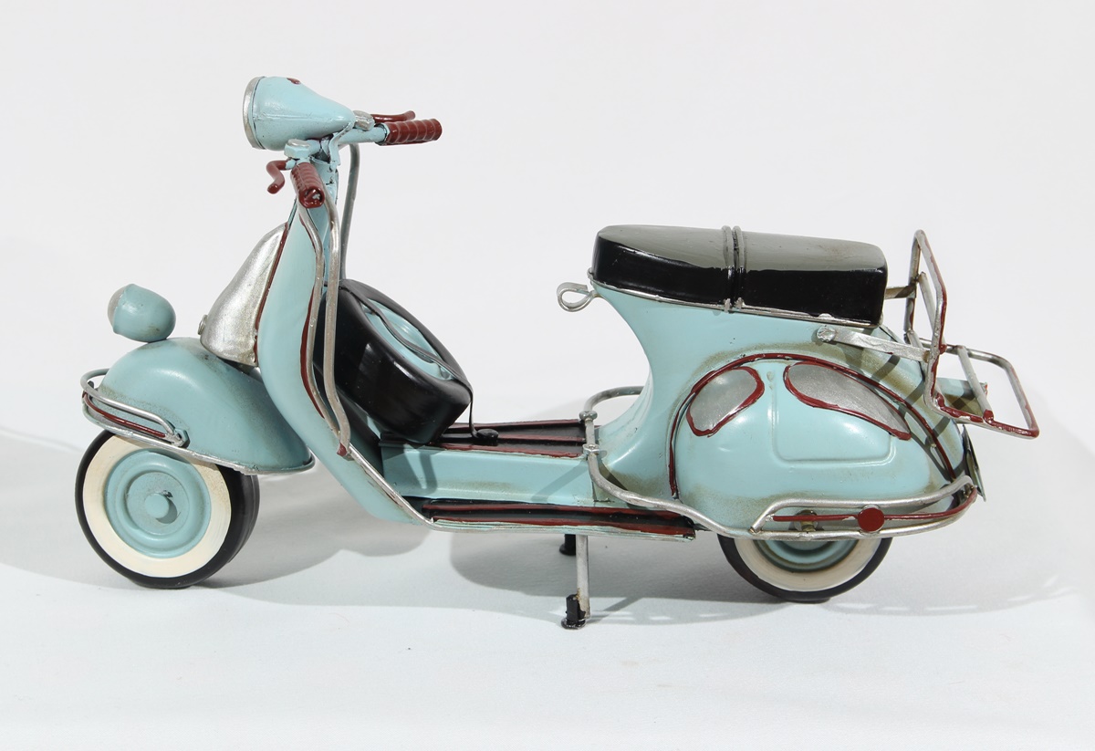 Blechmodell Roller Nostalgie Oldtimer Marke Vespa hellblau Motorroller aus Blech L 23 cm
