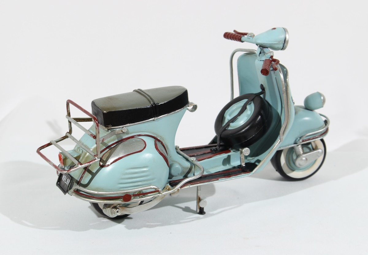 Blechmodell Roller Nostalgie Oldtimer Marke Vespa hellblau Motorroller aus Blech L 23 cm