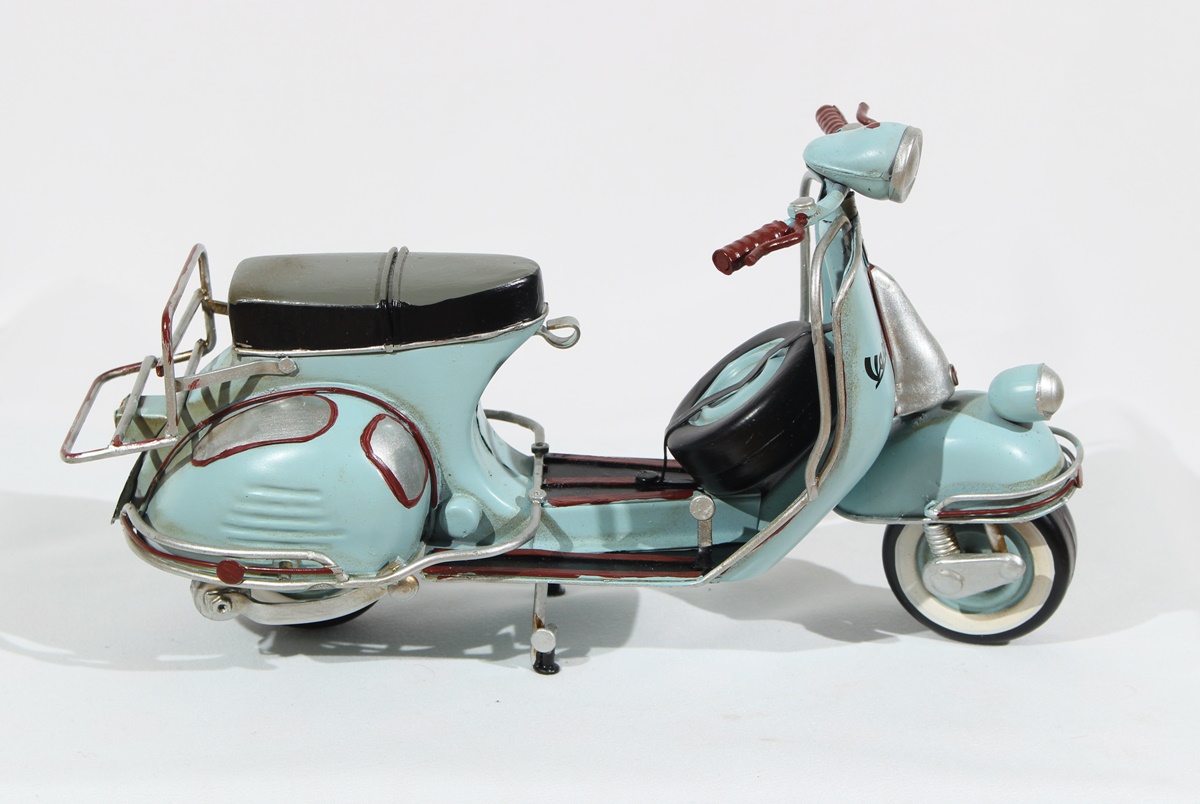 Blechmodell Roller Nostalgie Oldtimer Marke Vespa hellblau Motorroller aus Blech L 23 cm