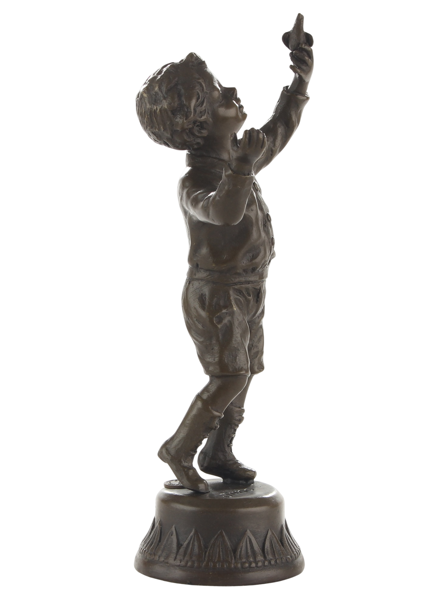 Bronzeskulptur Junge stehend mit Taube in der Hand auf Bronzesockel, Höhe 20,6 cm