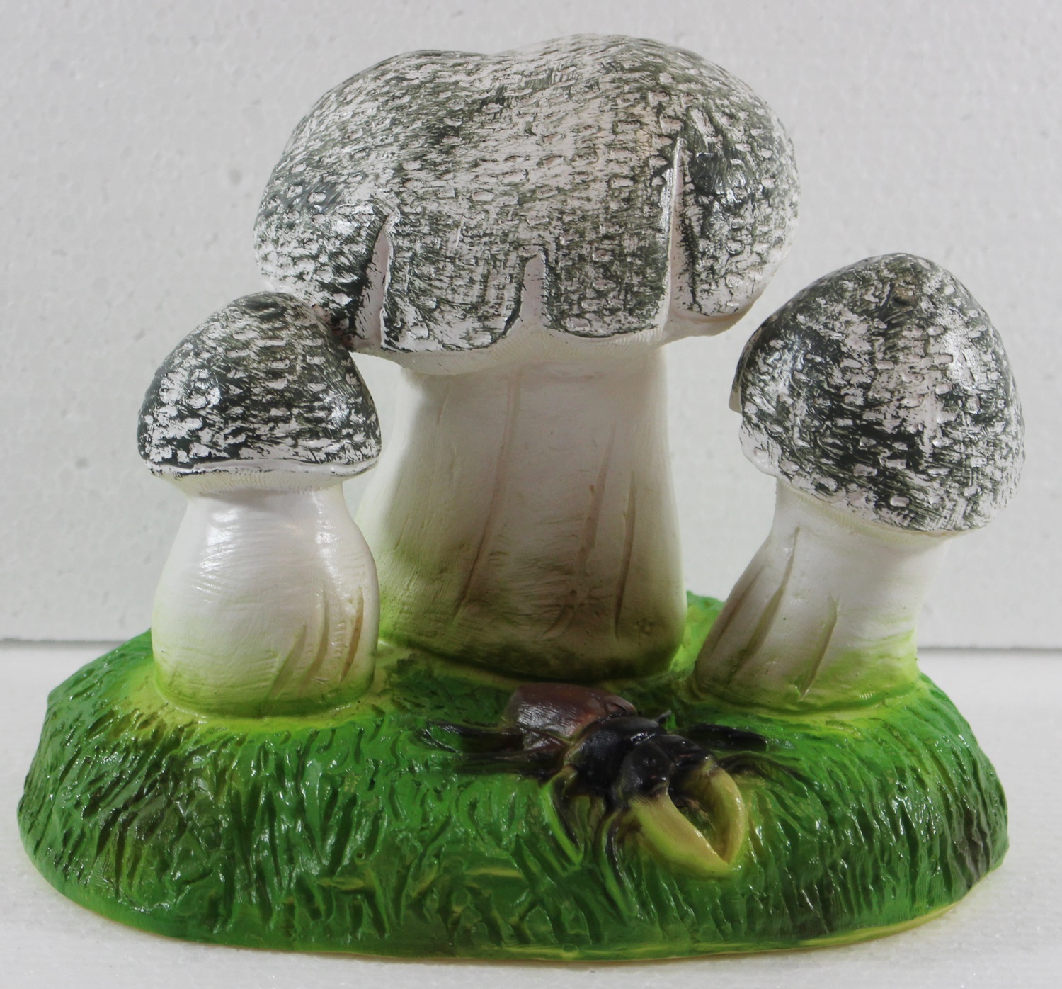 Deko Garten Figur Dekofigur Gartenfigur drei Pilze mit Hirschkäfer aus Kunststoff Höhe 15 cm