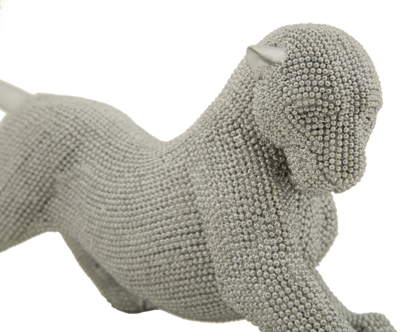 Panther Silber in Pirschhaltung – langgestreckte Dekofigur mit funkelnder Perlenstruktur aus Polyresin L 32 cm